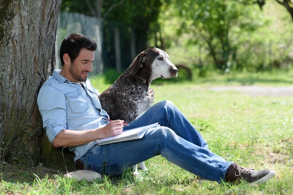 Bild Eines Mannes Der Mit Seinem Hund Schreibt — Stockfoto