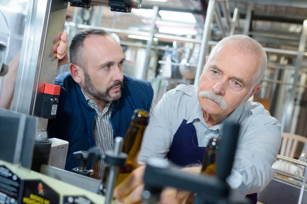 Manliga Bryggeri Arbetare Hälla Från Tanken — Stockfoto