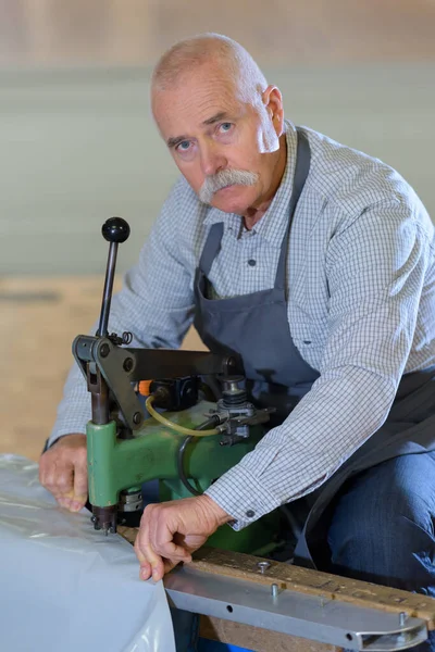 Senior Man Het Bedienen Van Machines Fabriek — Stockfoto