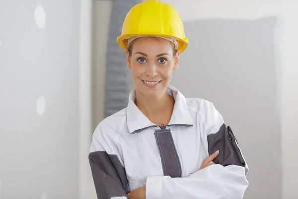 Sorrindo Mulher Bem Sucedida Construtor Posando Com Braços Cruzados — Fotografia de Stock