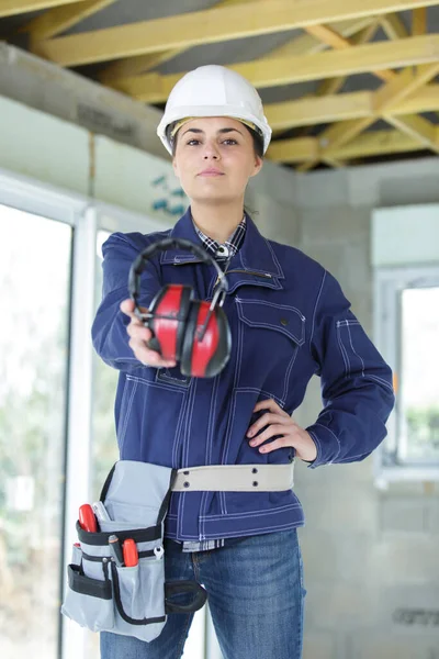 Eine Bauarbeiterin Bietet Ohrenschützer — Stockfoto