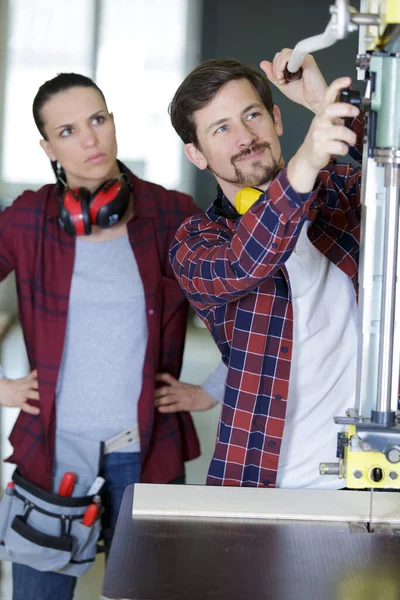 Mannelijke Fabriek Engineering Manager Onderwijs Vrouwelijke Monteur — Stockfoto
