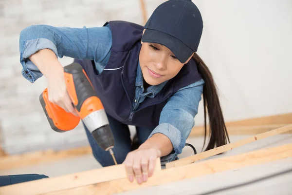 Carpinteiro Feminino Usando Uma Broca Uma Estrutura Casa Madeira — Fotografia de Stock