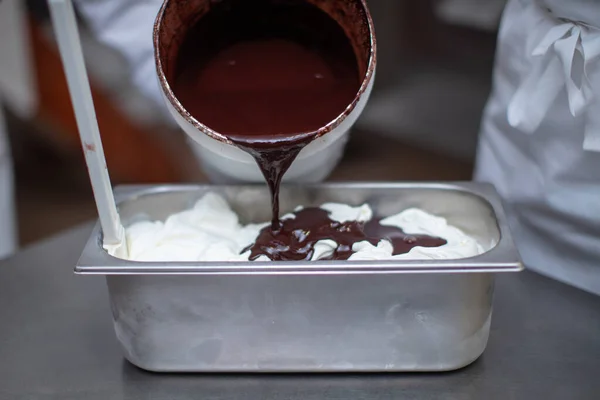 Женщина Работающая Фабрике Мороженого Украшает Ванильный Лед — стоковое фото