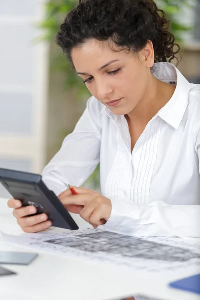 Una Joven Mujer Negocios Usando Calculadora — Foto de Stock