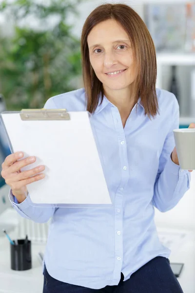 Glückliche Geschäftsfrau Mit Klemmbrett Büro — Stockfoto