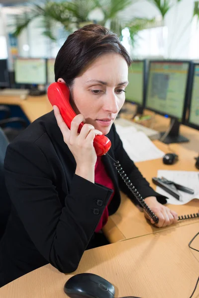 Kvinna Talar Telefon Datorstyrningscentralen — Stockfoto