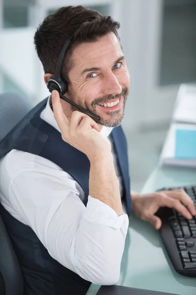 Mosolygós Középkorú Üzletember Beszél Telefonon Irodában — Stock Fotó