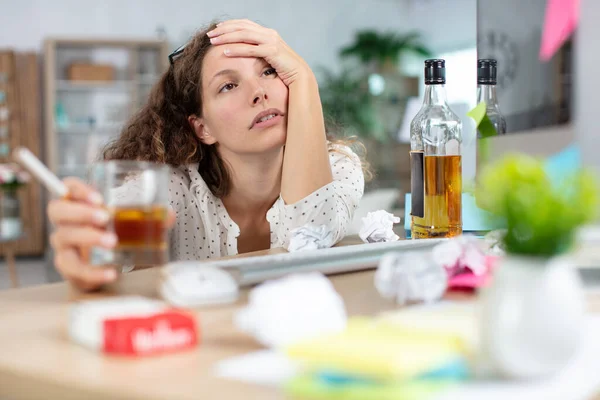 Förtvivlad Kvinna Vid Datorn Skrivbord Rökning Och Dricka Alkohol — Stockfoto