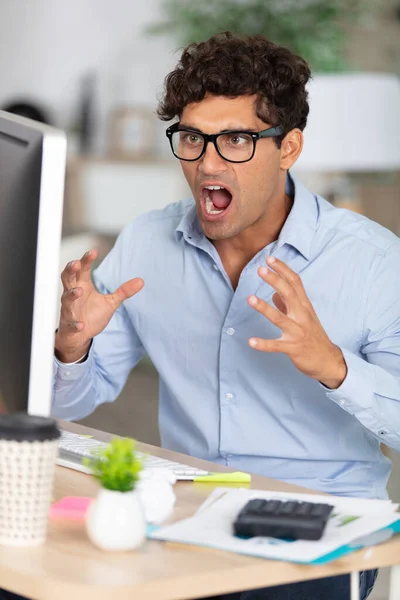 Küçük Bir Ofisteki Bilgisayara Kızgın Öfkeli — Stok fotoğraf