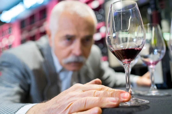 Senior Mannelijke Klant Met Wijn Cafe — Stockfoto