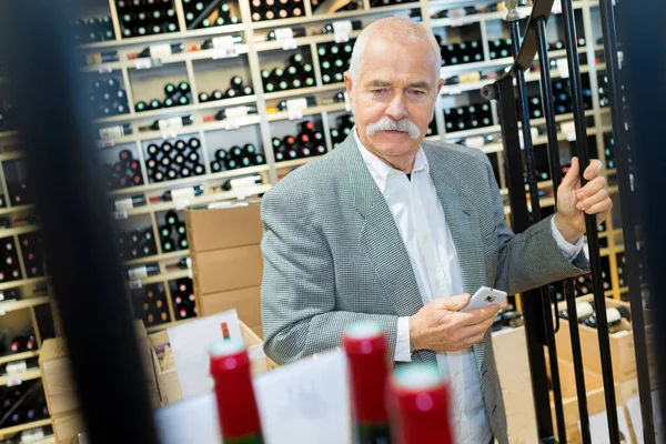 Ältere Männliche Kundin Eines Weinladens — Stockfoto