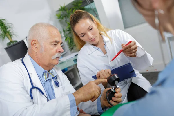 Arzt Zeigt Dem Internisten Das Blutdruckergebnis — Stockfoto