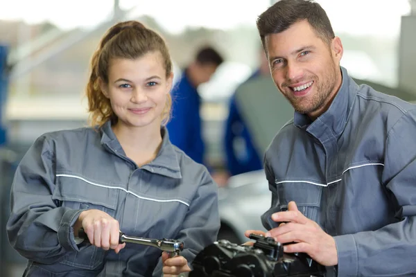 Mužský Ženský Mechanik Spolupracující — Stock fotografie