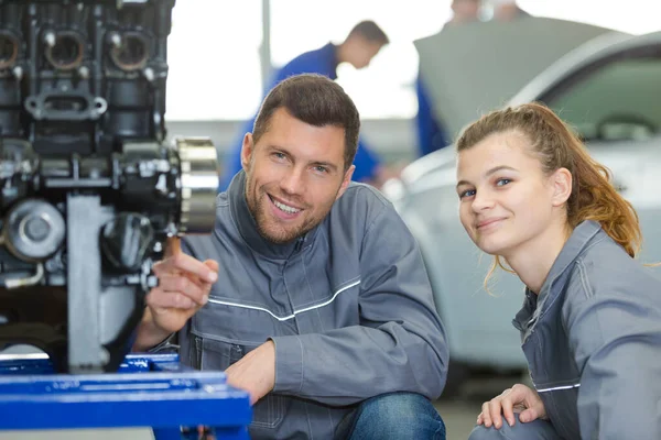 Lächelnde Junge Mechanikerin Overalls Neben Lehrerin — Stockfoto