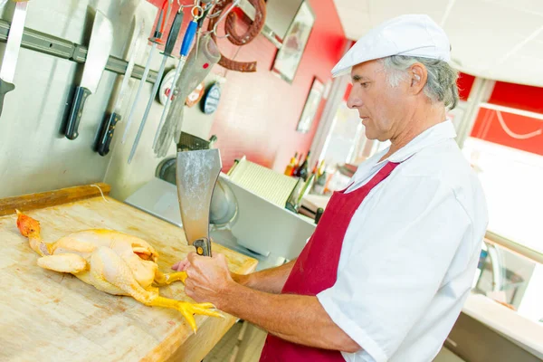 Macellaio Che Prepara Pollo — Foto Stock