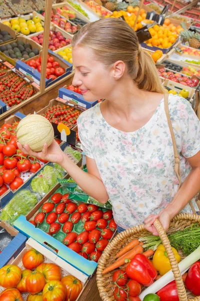 Frau Hält Gemüsekorb Der Einen Hand Melone Der Anderen — Stockfoto