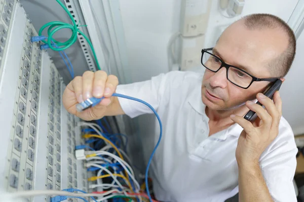 Hombre Sosteniendo Cable Eléctrico Con Teléfono Móvil Pidiendo Ayuda — Foto de Stock