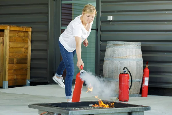 Mujer Que Demuestra Cómo Utilizar Extintor Incendios — Foto de Stock