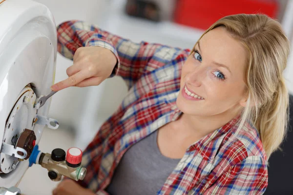 Fêmea Atraente Trabalhando Aquecedor Água — Fotografia de Stock