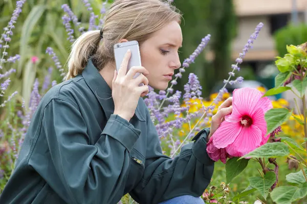 Mujer Joven Usando Teléfono Inteligente Jardín —  Fotos de Stock