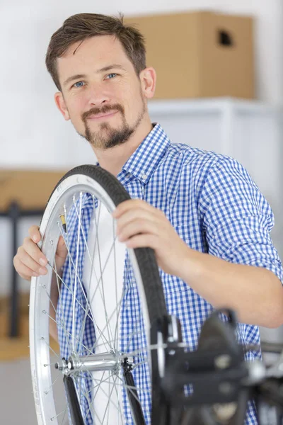 Bisikletin Tekerleğini Tamir Eden Mutlu Adam — Stok fotoğraf