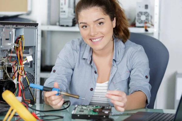 快乐的女电子工程师在实验室里给计算机主板焊接 — 图库照片
