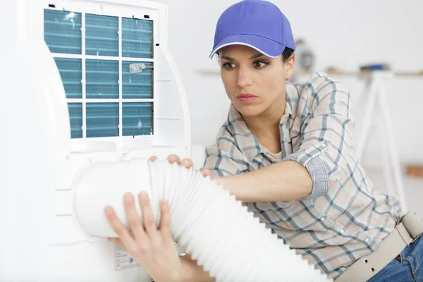 Female Air Conditioning Engineer Fitting Pipe — Stock Photo, Image