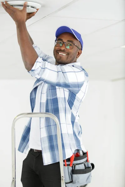 Šťastný Muž Elektrikář Stojící Žebříku Opravy Světla — Stock fotografie