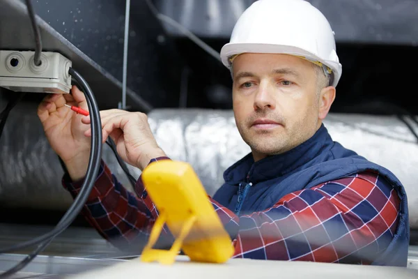 Electricista Usando Multímetro Para Probar Conexiones Proyectores — Foto de Stock