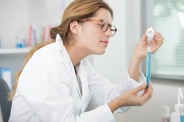 Vrouwelijke Onderzoeker Gebruikt Pipet Vloeistoffen Brengen — Stockfoto