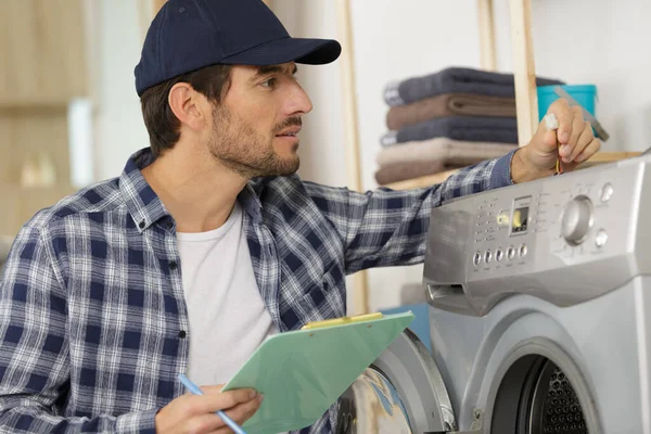 Tamirci Mutfakta Çamaşır Makinesini Tamir Ediyor — Stok fotoğraf
