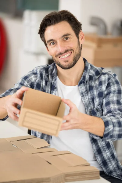 Щасливий Чоловік Працює Коробками — стокове фото