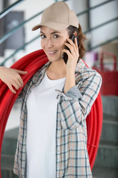 Vrouw Met Pijpen Aan Telefoon — Stockfoto