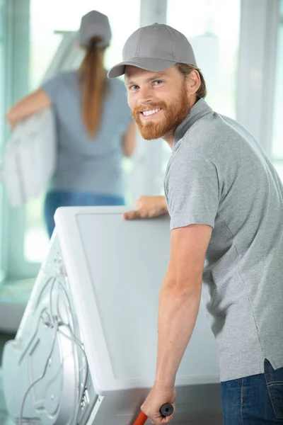 Professionella Movers Enhetlig Placering Den Moderna Tvättmaskinen — Stockfoto