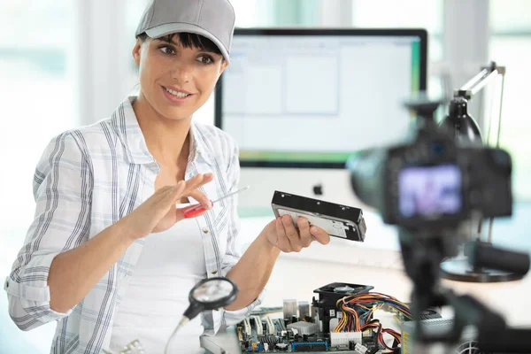 Vrouwelijke Ingenieur Doet Een Vlog Freelance — Stockfoto