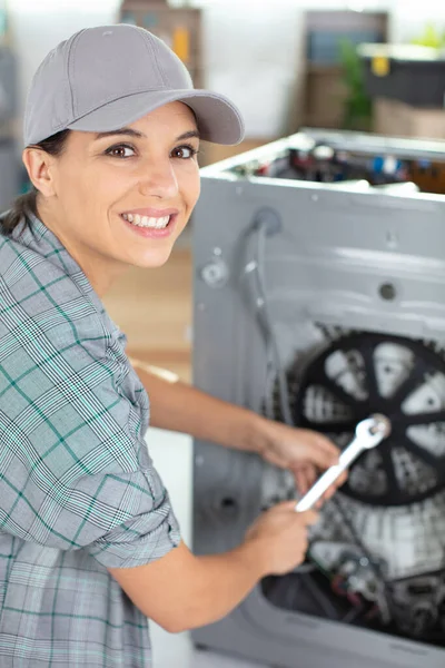 Portret Van Vrouwelijke Servicemedewerker Die Wasmachine Repareert — Stockfoto