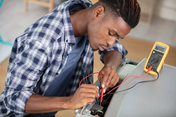 Young Adult Electrician Builder Engineer Screwing Equipment — Stock Photo, Image