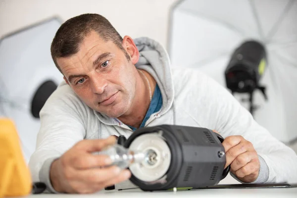 Male Photographer Preparing Lighting Equipment Studio — Stock Photo, Image