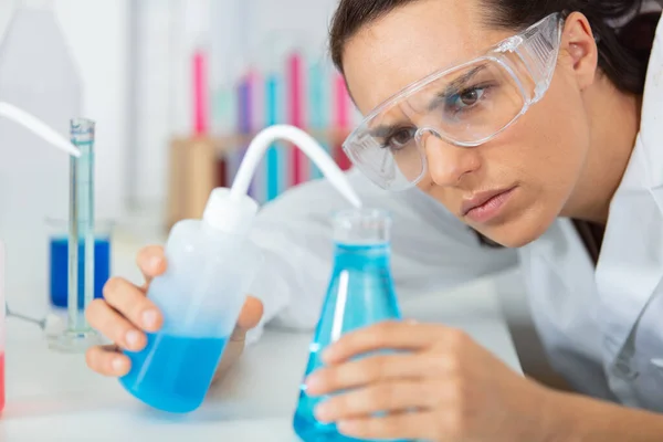 Young Woman Working Liquids Glassware — Stock Photo, Image