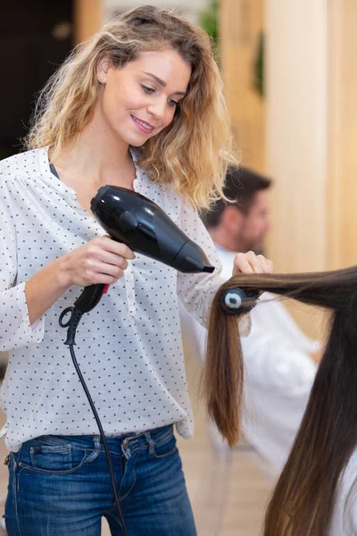 Fryzjer Kobieta Pomocą Suszarki Włosów — Zdjęcie stockowe