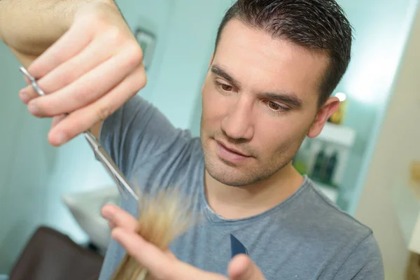 Male Hairdresser Styling Customers Hair — Stock Photo, Image