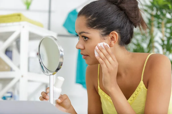 Schöne Brünette Frau Reinigt Ihr Gesicht Mit Wattepad — Stockfoto