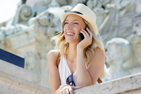 Bir Telefon Ile Şapkalı Bir Kız Portresi — Stok fotoğraf