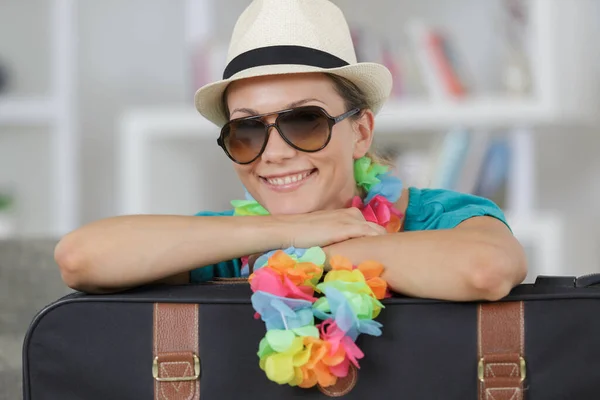 Šťastná Mladá Žena Cestovní Tematikou — Stock fotografie
