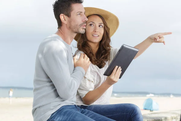Casal Amoroso Usando Tablet Praia — Fotografia de Stock