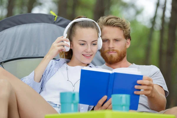Άνθρωπος Διαβάζει Βιβλίο Φίλη Ακούει Μουσική Στη Φύση — Φωτογραφία Αρχείου