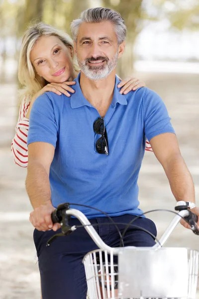 Retrato Casal Sênior Feliz Bicicleta Parque — Fotografia de Stock