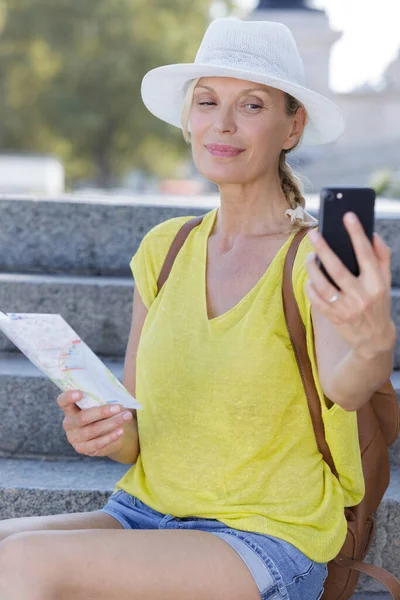 一个有魅力的成熟女人拿着智能手机自私自利 — 图库照片