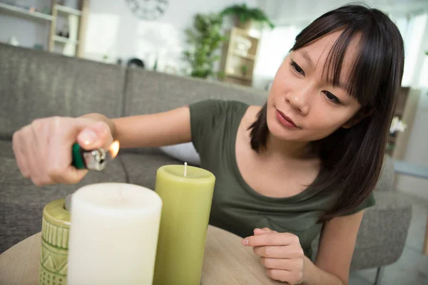 亚洲女人在家点着蜡烛 — 图库照片